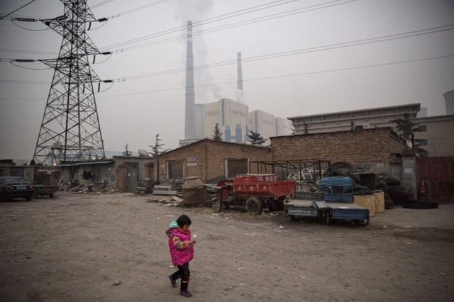 Девочка идёт домой, на заднем плане видна угольная электростанция, Пекин, 19 ноября 2014 года
