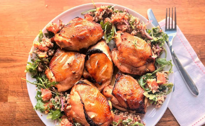 Смажене куряче стегно, мариноване в суміші сої, рисового вина та білого місо, чудово поєднується з багатозерновим салатом. (Gretchen McKay/Pittsburgh Post-Gazette/TNS)