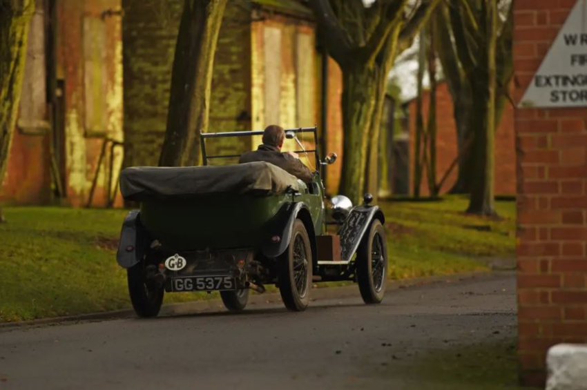 Марк за кермом свого Alvis 1931 року, ззаду (Courtesy of Caters News)