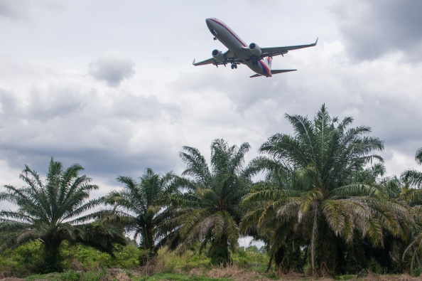 Один из самолетов компании Malaysia Airlines готовится совершить посадку в Международном аэропорту Куала-Лумпур, 27 августа 2014 года. Фото: MOHD RASFAN/AFP/Getty Images