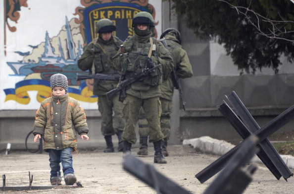 У той час, як ЗМІ переповнені фотографіями військових, місцевий житель говорить, що насправді в місті спокійно. Фото: ALEXANDER NEMENOV/AFP/Getty Images