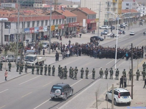 23 травня сотні пастухів протестували біля урядової будівлі в Західній Уцзімсінь і були розігнані поліцією. Фото: Інформаційний центр з прав людини Південної Монголії.