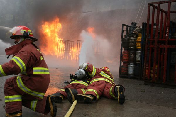 Сильний вибух газу у Гватемалі. Фото: JOSE RODRIGUEZ,EITAN ABRAMOVICH/AFP/Getty Images