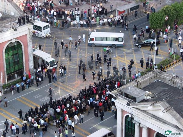 Более ста полицейских разогнали акцию протеста в г.Шеньчжень провинции Гуандун. 12 ноября. Фото с epochtimes.com 