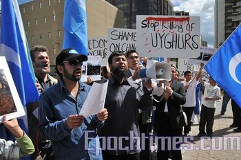 Уйгуры призывают китайские власти прекратить политику геноцида в отношении их нации. Напротив консульства КНР в Калгари (Канада). Фото: The Epoch Times