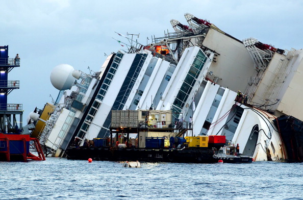 «Costa Concordia» перед початком рятувальної операції 16 вересня 2013 року біля берегів острова Джильо, Італія. Фото: Marco Secchi/Getty Images