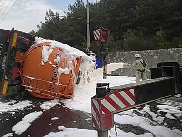 В Крыму перевернулся бензовоз с 18,5 тоннами топлива. Фото: ГУ МЧС Украины в АРК и КИА