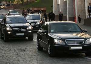 У Донецьку затримали трьох журналістів, що знімали кортеж Януковича. Фото: korrespondent.net