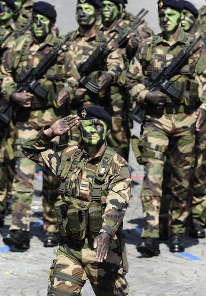 Стрілки спеціальних повітряно-піхотних військ маршем пройшли по Єлисейських полях під час щорічного дня взяття Бастилії. Парад у Парижі 14 липня 2011 року. Фото: Getty Images