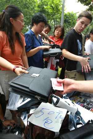 Шанхай. На ринку добре продаються підроблені сумки відомих марок. Фото: China Photos/getty Images 