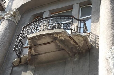 Под депутатом горсовета обвалился балкон. Фото: vgorode.ua