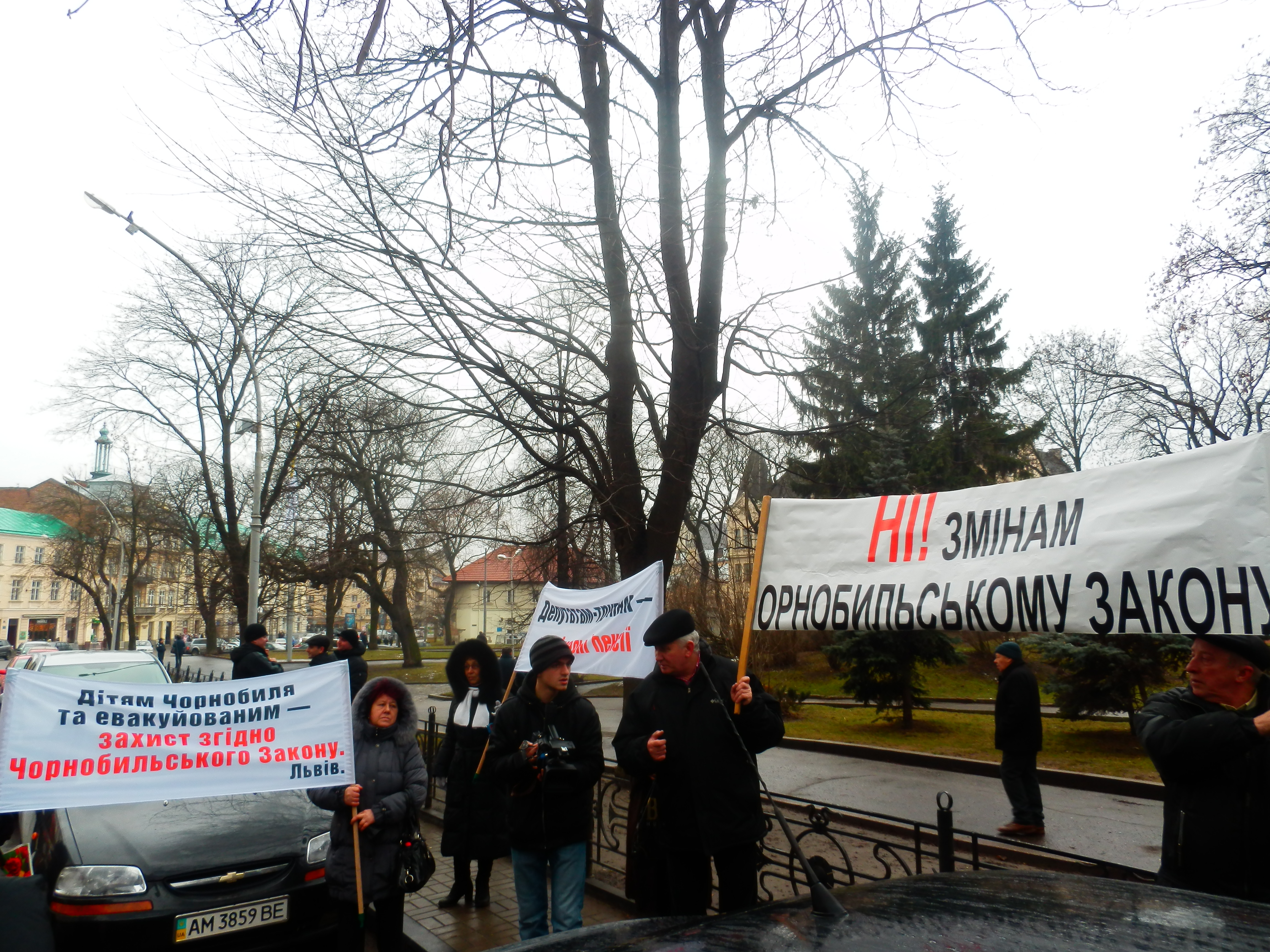 У середу вранці відбулася акція протесту чорнобильських ліквідаторів-ветеранів перед вікнами Львівської облдержадміністрації. Фото: Віктор Гаврилів/The Epoch Times Україна