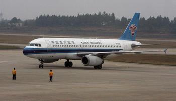 Акционеры авиакомпании China Southern Airlines Company утверждают, что компания продала им фальшивые акции. Фото: MARK RALSTON/AFP/Getty Images