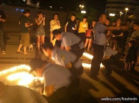 Поліція зупиняє церемонію поминання загиблих у залізничній катастрофі сприяючи цензурі. Місто Веньчжоу. 29 липня 2011. 