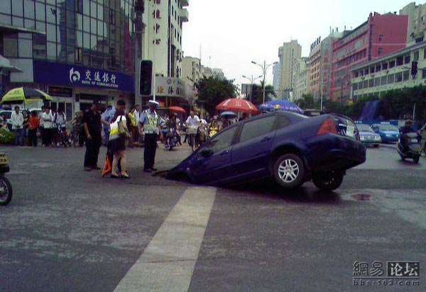 В городе Наньнин на дороге образовалась яма. Фото с сайта epochtimes.com