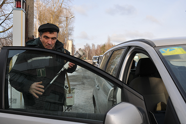 Дозиметричний контроль при виїзді із зони відчуження на КПП Дитятко. Фото: Володимир Бородін/The Epoch Times