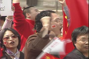 19 травня м. Медісон (США). Китайські студенти, підбурювані КПК, голосно кричать і співають революційні пісні під гаслом 'звільнення' всього світу. Фото: Ян Ян/The Epoch Times