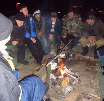 Чоловіки розпалили кілька вогнищ, на вогні кип'ятять воду для чаю. Фото: donbass.ua