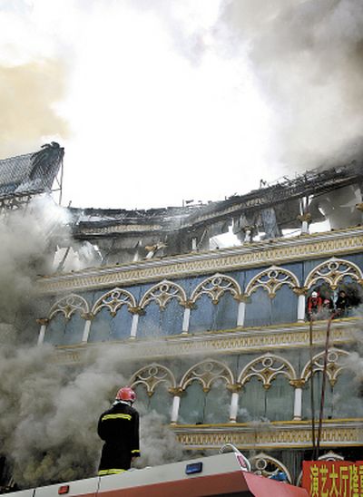 Пожар гасили более 100 пожарников в течение 4 часов. Фото с epochtimes.com