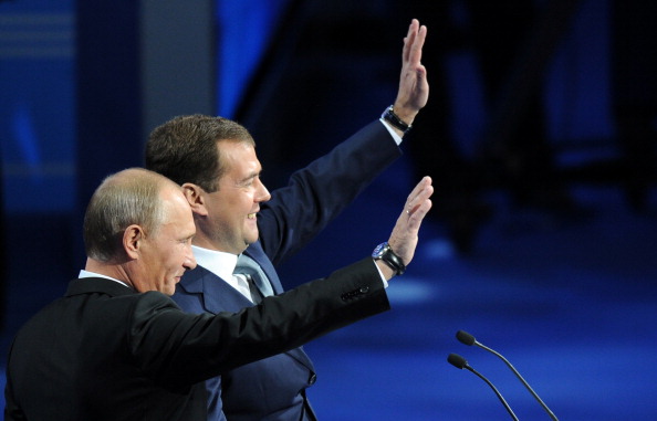 Дмитрий Медведев и Владимир Путин. Фото: NATALIA KOLESNIKOVA/Getty Images