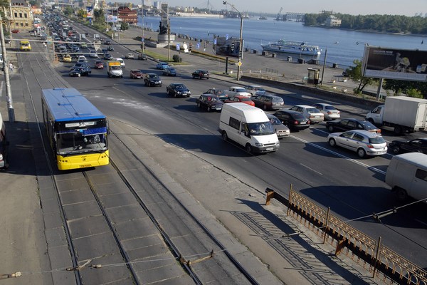 Для масштабної модернізації доріг потрібно не менше 500 мільярдів гривень, за словами Азарова. Фото: Володимир Бородін / Велика Епоха