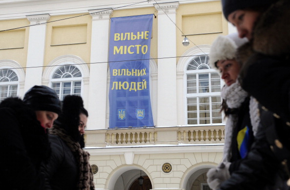 «Вільне місто вільних людей», ― мовиться у банері, що був вивішений на будівлі держобладміністрації Львова 27 січня 2014 року. Фото: YURIY DYACHYSHYN/AFP/Getty Images