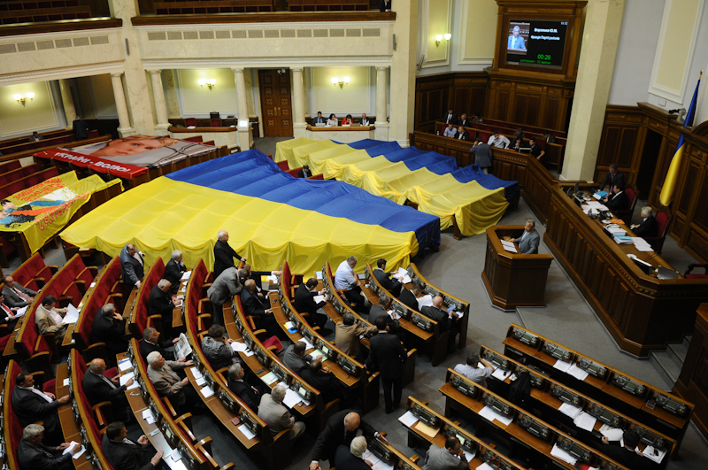 Оппозиционные парламентарии в знак протеста против скандального законопроекта о языках накрыли рабочие места национальным флагом, 5 июня 2012 г. Фото: Владимир Бородин/Великая Эпоха