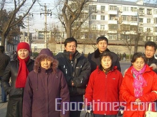 Апеллянт из Синцзяня Фэн Юнцзи с семьёй приехали в Пекин для подачи апелляции. Фото: Великая Эпоха