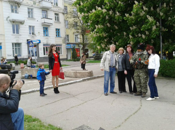 Перехожі фотографуються із «козаком Бабаєм», Краматорськ, 9 травня. Фото: Велика Епоха