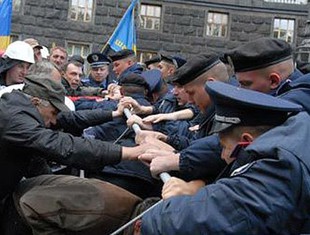 Біля будівлі Кабінету міністрів Україні шахтарі протестують проти 'вугільної мафії'. Фото: comments.ua