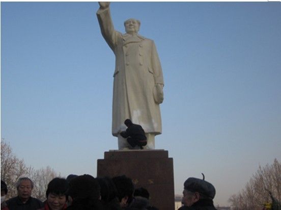 Заплямований пам'ятник Мао Цзедуну. Провінція Хебей. Китайська Народна Республіка. Фото: boxun.com