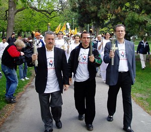 Олімпійський медаліст Елвіс Стойко (у центрі), член парламенту від лібералів Борис Вржесневський (праворуч) і сенатор-консерватор Консільо ді Ніно (ліворуч) беруть участь в Естафеті факела на захист прав людини в Торонто. Фото: Джейсон Лофтус /Тhe Epoch T