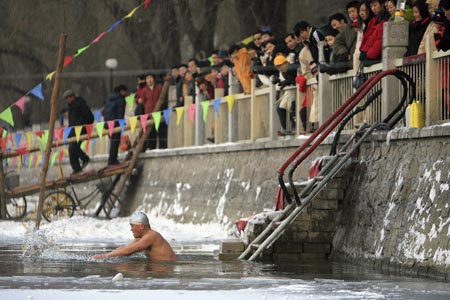 Один із сміливців пірнає в крижану воду. Фото: FREDERIC J. BROWN/AFP 