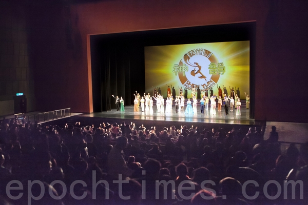 Заключительная сцена концерта Shen Yun в тайваньском городе Таоюане. Март 2011 год. Фото: The Epoch Times