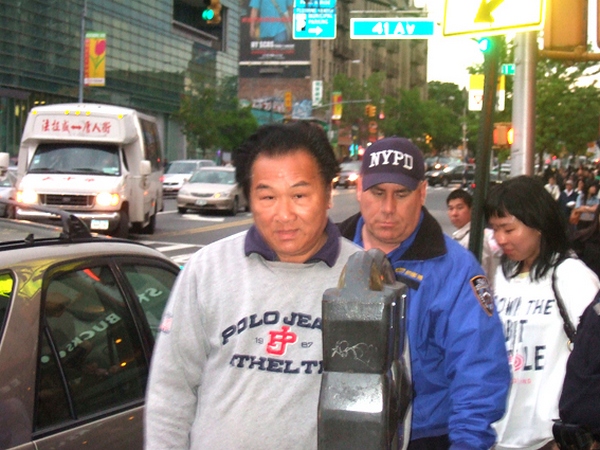 21 травня Нью-Йорк. Поліція заарештувала ще одного призвідника безладів, підбурюваного китайською компартією. Фото: The Epoch Times