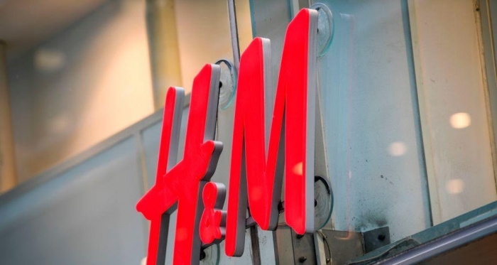 Логотип H & M. FREDRIK SANDBERG/TT News Agency/AFP via Getty Images