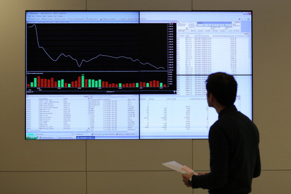 Сотрудник Московской биржи смотрит на график индекса ММВБ-РТС, показывающий падение цен на акции, 3 марта 2014 года. Фото: Andrey Rudakov/Bloomberg via Getty Images