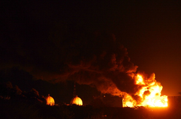 В Венесуэле третий день не угасает пожар на нефтезаводе. Фото: JUAN BARRETO/AFP/GettyImages