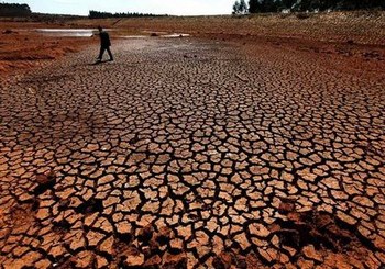 Высохшее водохранилище. Город Куньмин провинция Юньнань. 2 февраля 2010 год. Фото с epochtimes.com