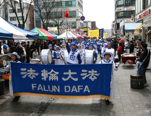 Марширующий Небесный оркестр. Фото: Xi Tai/The Epoch Times