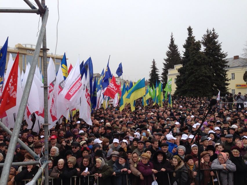 Перед митингом силы оппозиции прошлись маршем по центру города.