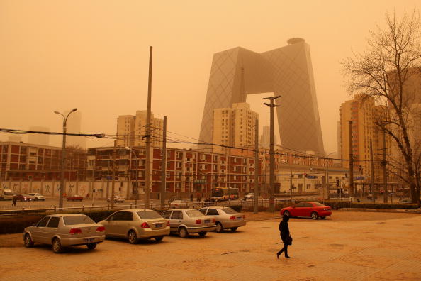 Песчаная буря бушует в Пекине. 20 марта 2010 год. Фото: Feng Li/Getty Images