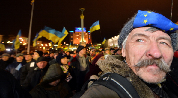 Пожилой украинец с лентой ЕС во время митинга оппозиции на Майдане Независимости в Киеве 5 декабря 2013 года. Фото: SERGEI SUPINSKY/AFP/Getty Images