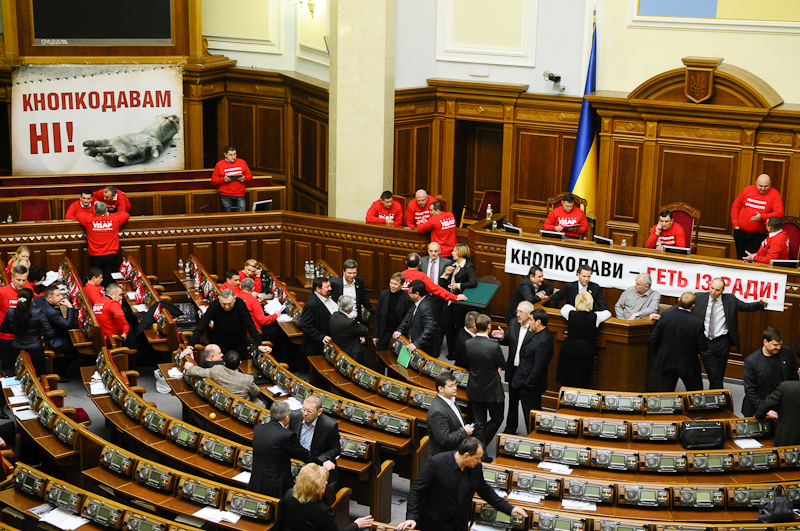 Опозиція продовжує блокувати роботу парламенту, домагаючись персонального голосування. Фото: Володимир Бородін / Велика Епоха