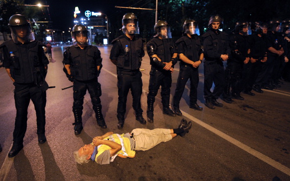 Ночная акция протеста в Софии, Болгария. Фото: NIKOLAY DOYCHINOV / AFP / Getty Images