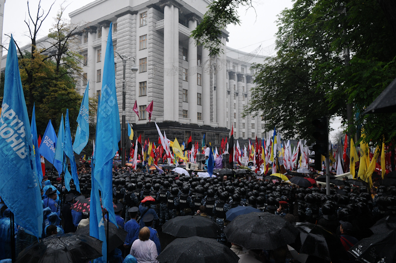 Під ВР зібралися мітингувальники з приводу мовного законопроекту. Фото: Володимир Бородін/EpochTimes.com.ua