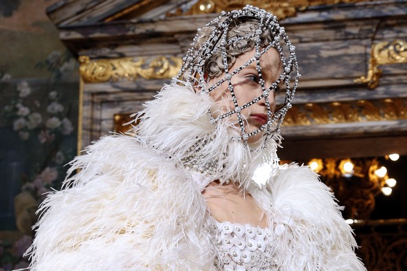 Новая коллекция осень-зима 2013/14 от Alexander McQueen. Фото: FRANCOIS GUILLOT/AFP/Getty Images