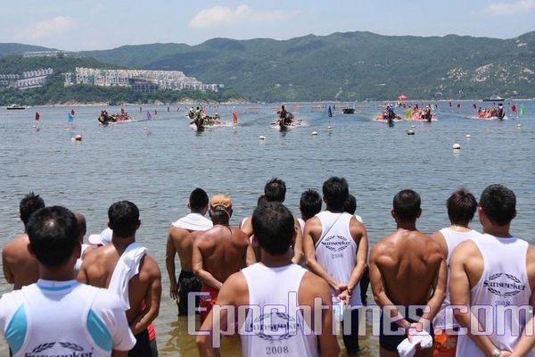 Гонки на лодках-драконах в Гонконге. Фото: У Лянью/The Epoch Times