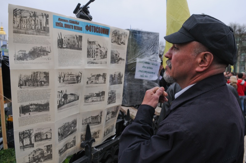 Мітинг проти руйнування Андріївського узвозу пройшов у Києві на Михайлівській площі 21 квітня 2012 року. Фото: Володимир Бородін / The Epoch Times Україна