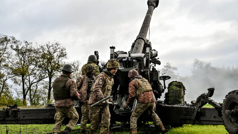 Українські військовослужбовці стріляють з німецької 155-мм гаубиці FH70. (-/Ukrinform/dpa)